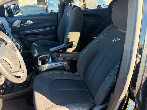 Used 2018 Chrysler Pacifica Touring Plus w/ S Appearance Package FWD image 9