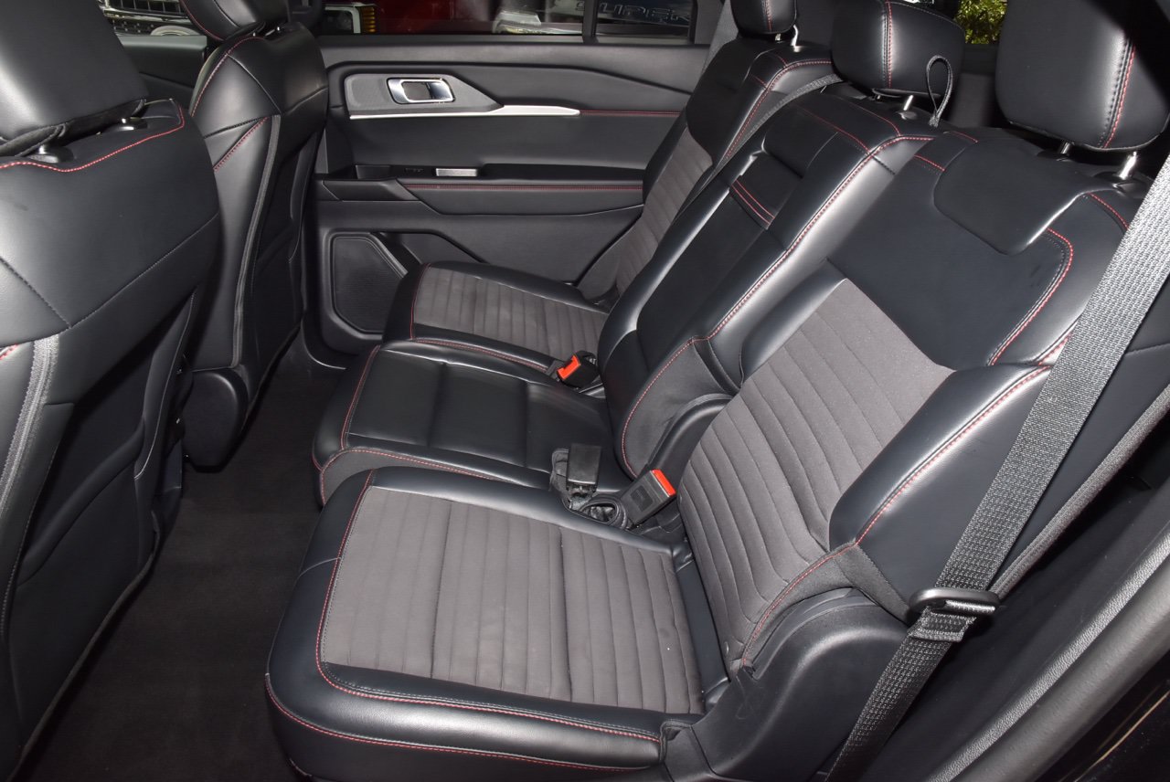 Used 2025 Ford Explorer ST-Line w/ ST-Line Street Pack AWD/4WD image 14