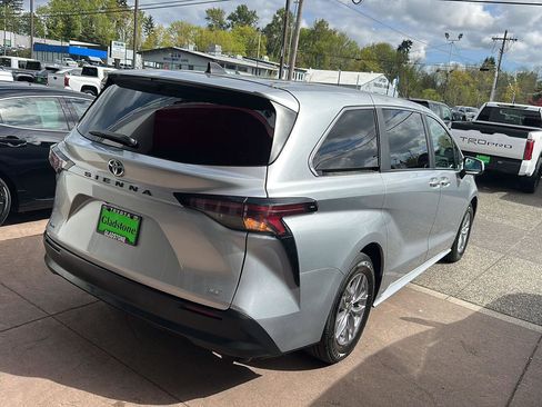 Used 2025 Toyota Sienna LE FWD image 5