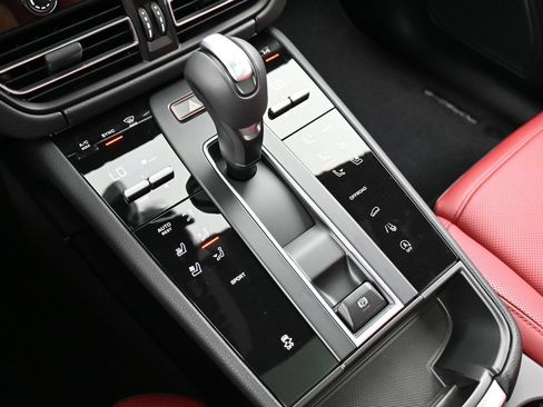 Certified 2026 Porsche Macan AWD/4WD image 22