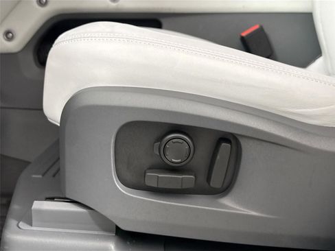 Used 2025 Land Rover Defender 110 X-Dynamic SE image 30