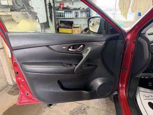 Used 2017 Nissan Rogue SV image 11