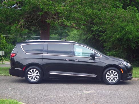 Used 2019 Chrysler Pacifica Touring-L FWD image 5