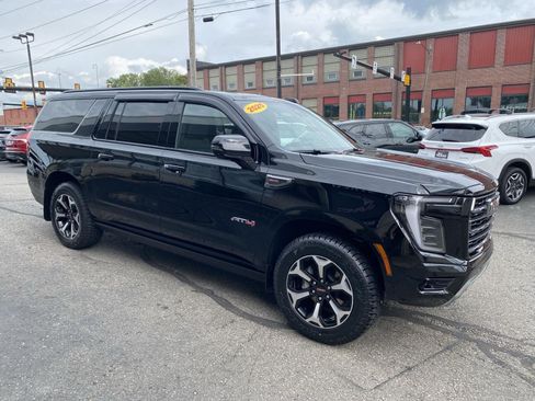 Certified 2025 GMC Yukon XL AT4 w/ AT4 Premium Plus Package AWD/4WD image 8