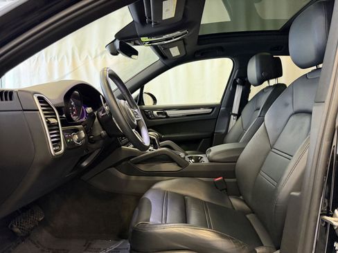 Used 2023 Porsche Cayenne Platinum Edition image 5