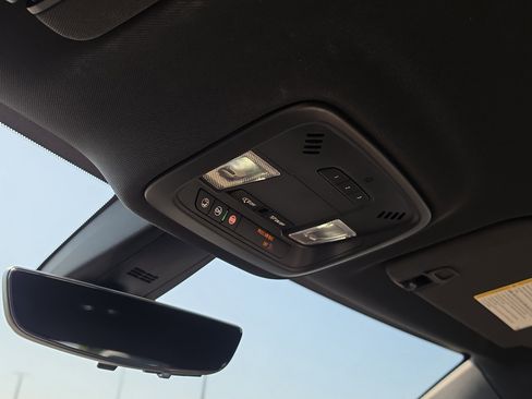 Used 2023 Chevrolet Traverse Premier FWD image 29