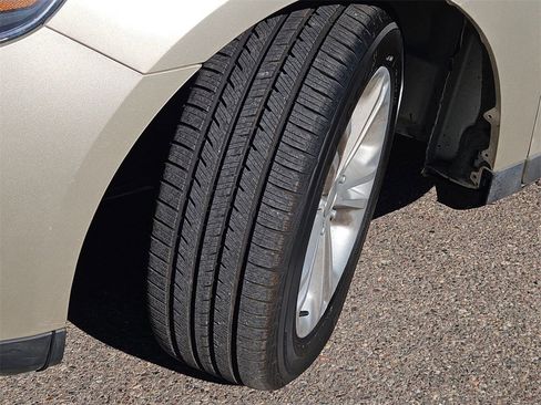 Used 2017 Ford Taurus SE image 11