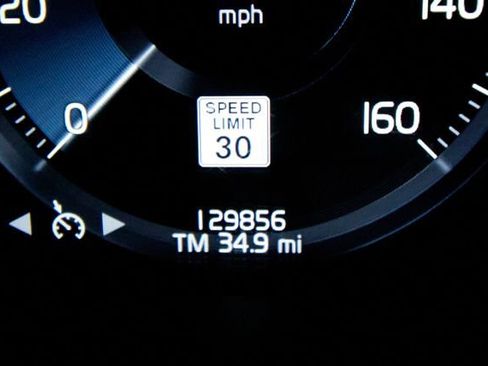 Used 2016 Volvo XC90 T6 Momentum w/ Momentum Plus Package image 5