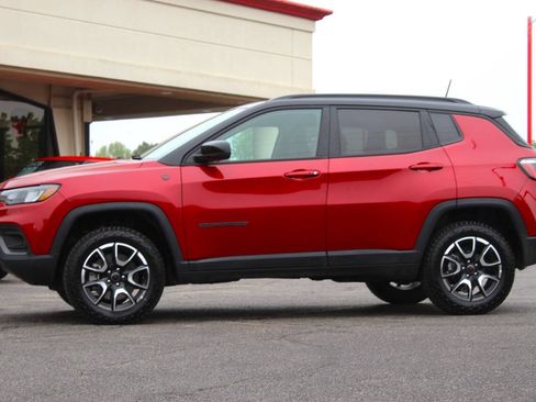 Used 2025 Jeep Compass Trailhawk AWD/4WD image 6
