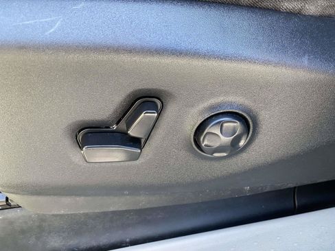 Used 2022 Chrysler Voyager LX FWD image 15