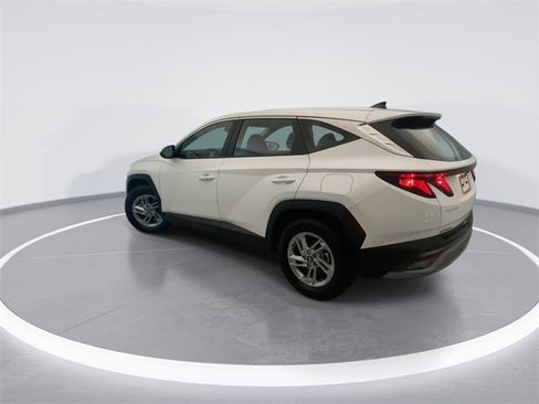 Used 2025 Hyundai Tucson SE image 2