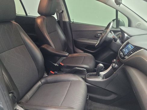 Used 2019 Chevrolet Trax LT w/ LT Convenience Package image 21