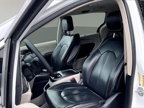 Used 2022 Chrysler Pacifica Touring-L image 23