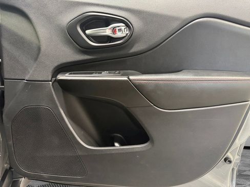 Used 2019 Jeep Cherokee Trailhawk w/ Comfort & Convenience Group image 13