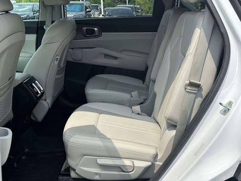 Used 2022 Kia Sorento EX w/ Panoramic Sunroof Package FWD image 10