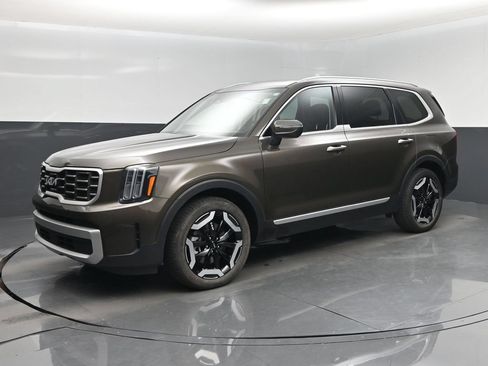 Certified 2025 Kia Telluride S FWD image 9