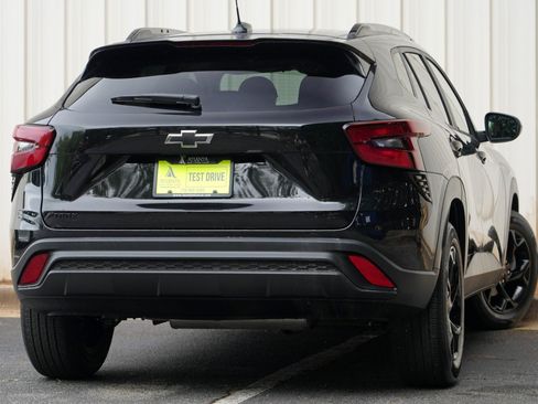 Used 2026 Chevrolet Trax LT w/ Midnight Edition FWD image 4