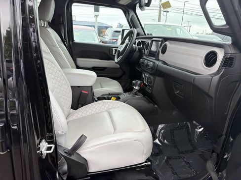 Used 2023 Jeep Gladiator Overland AWD/4WD image 15