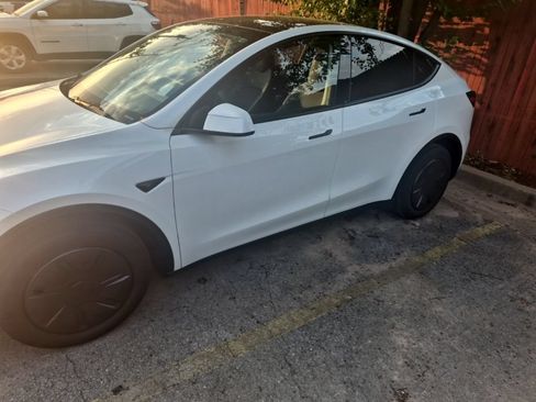 Used 2026 Tesla Model Y AWD image 4