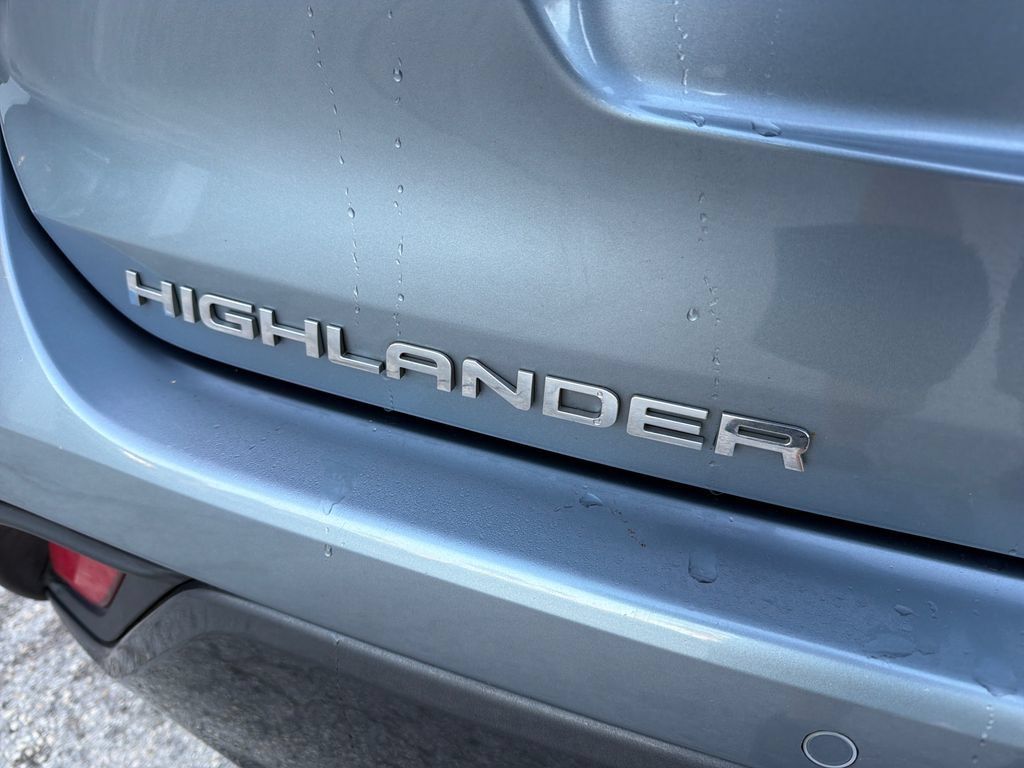 Used 2023 Toyota Highlander Limited FWD image 9