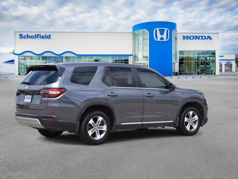 Used 2025 Honda Pilot EX-L image 3