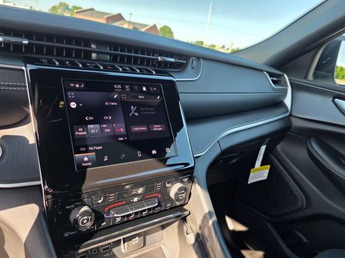 New 2026 Jeep Grand Cherokee L Laredo AWD/4WD image 25