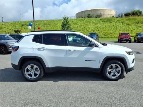 Used 2024 Jeep Compass Latitude AWD/4WD image 5