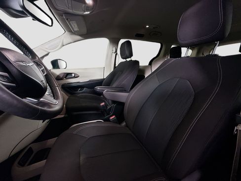 Used 2023 Chrysler Voyager LX image 22
