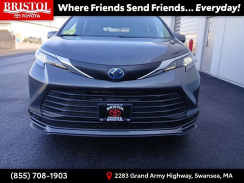 Used 2025 Toyota Sienna LE image 33