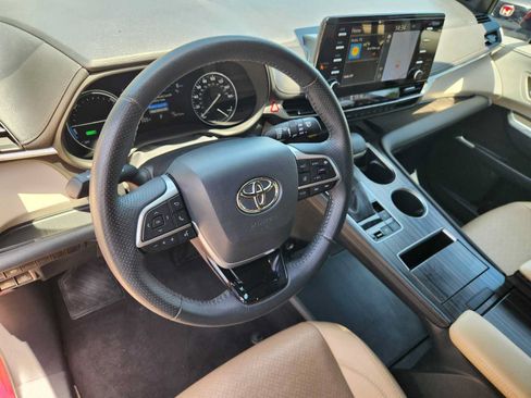 Used 2021 Toyota Sienna Limited FWD image 2