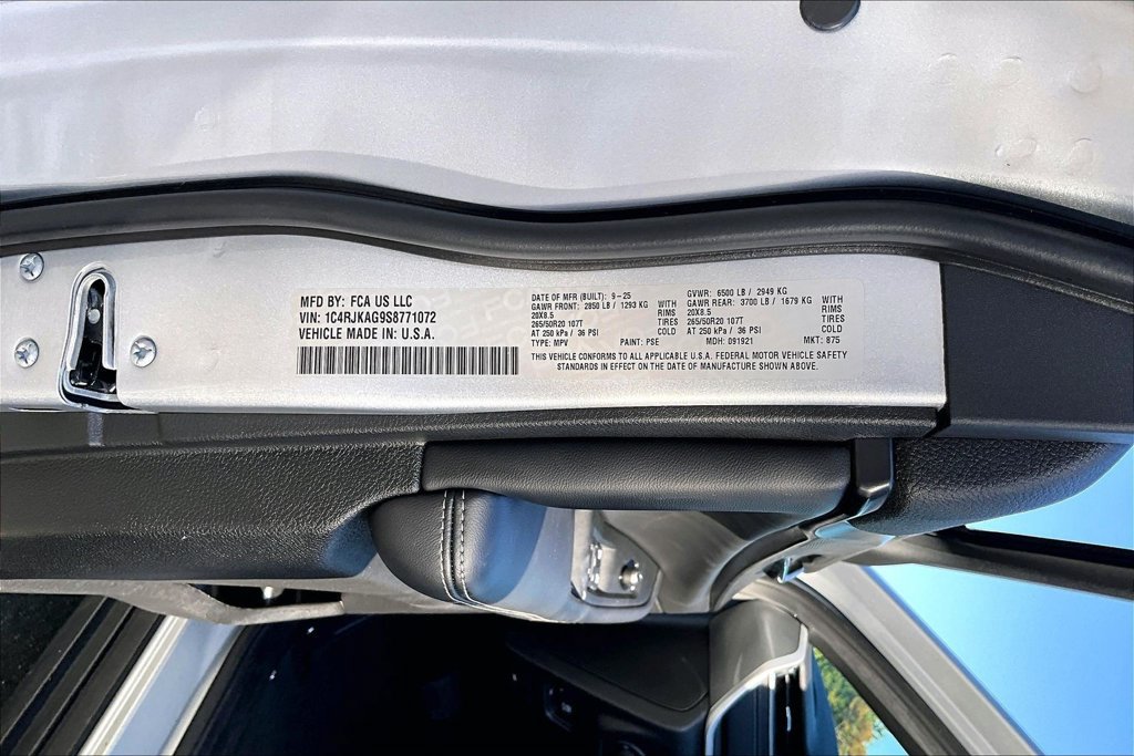 Used 2025 Jeep Grand Cherokee L Altitude AWD/4WD image 17