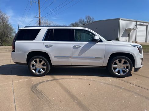 Used 2020 Cadillac Escalade Premium Luxury image 4