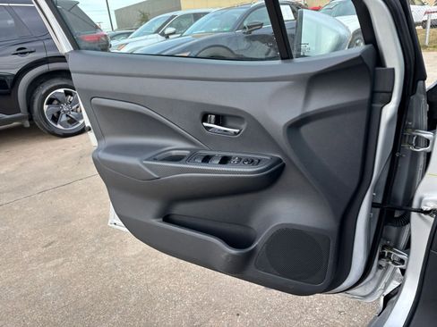 Used 2025 Nissan Versa SV image 18