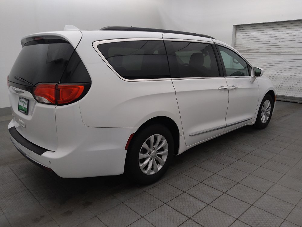Used 2017 Chrysler Pacifica Touring-L FWD image 10
