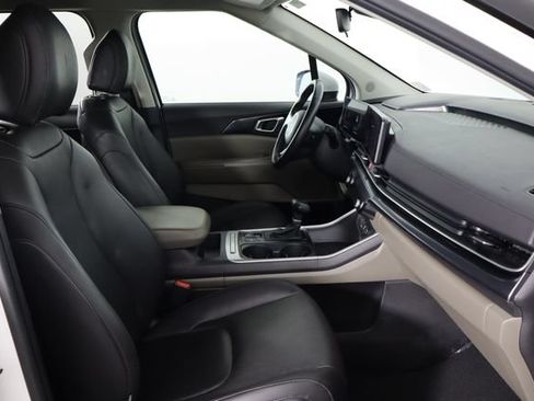 Used 2025 Kia Carnival FWD image 19
