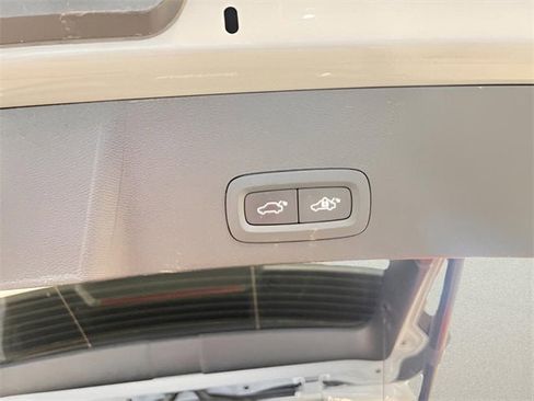 Used 2024 Volvo XC40 B5 Core image 8