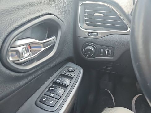 Used 2019 Jeep Cherokee Latitude Plus AWD/4WD image 21
