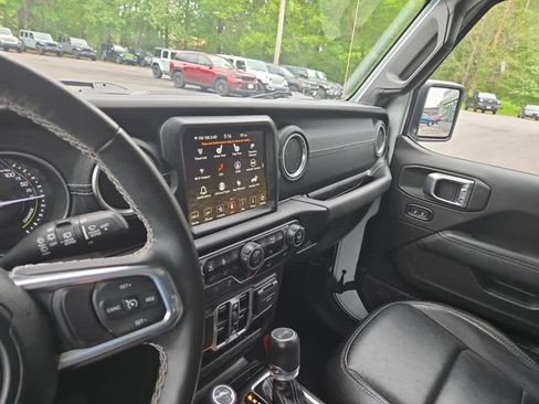 Used 2023 Jeep Wrangler Unlimited Sahara w/ Cold Weather Group AWD/4WD image 24