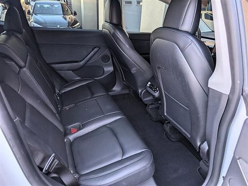 Used 2022 Tesla Model Y Long Range image 28