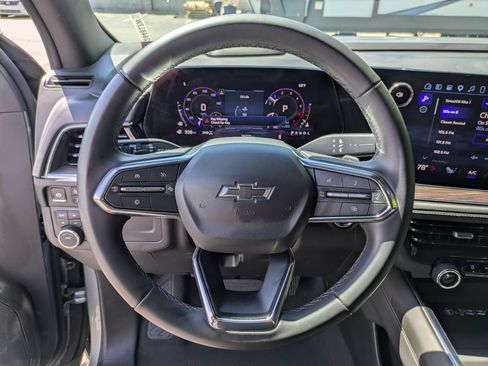 Used 2025 Chevrolet Suburban Z71 AWD/4WD image 18