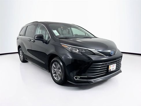 Certified 2024 Toyota Sienna XLE FWD image 9