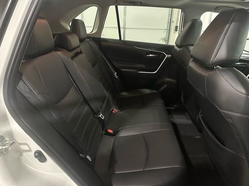 Used 2020 Toyota RAV4 XLE Premium image 28
