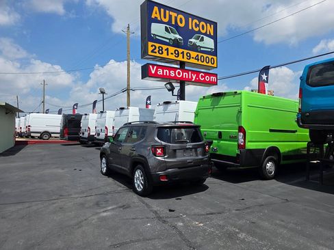 Used 2020 Jeep Renegade Latitude FWD image 2
