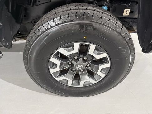 Used 2019 Toyota Tacoma TRD Off-Road w/ Technology Package AWD/4WD image 7