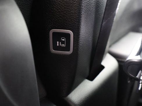 Used 2025 Chrysler Pacifica Select image 49