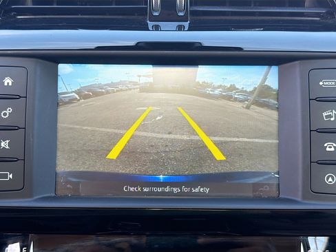 Used 2018 Jaguar XE Premium image 30