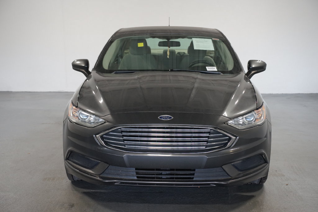 Used 2018 Ford Fusion SE FWD image 2