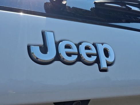 Used 2019 Jeep Cherokee Limited AWD/4WD image 31