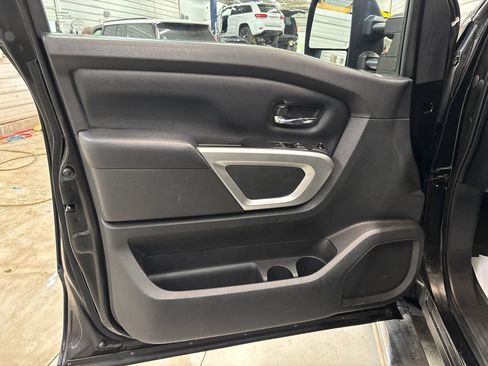 Used 2017 Nissan Titan SV AWD/4WD image 11