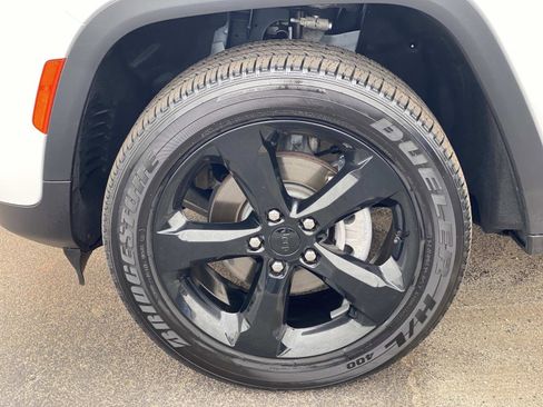 Certified 2025 Jeep Grand Cherokee Altitude image 11